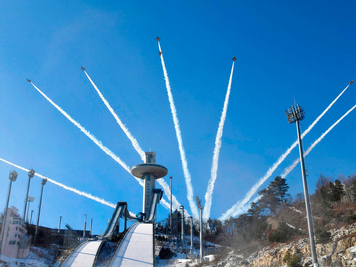 سلاح الجو الكوري الجنوبي  فريق النسر الأسود فوق مكان القفز للتزلج من بيونغشانغ 2018 دورة الالعاب الاولمبية الشتوية