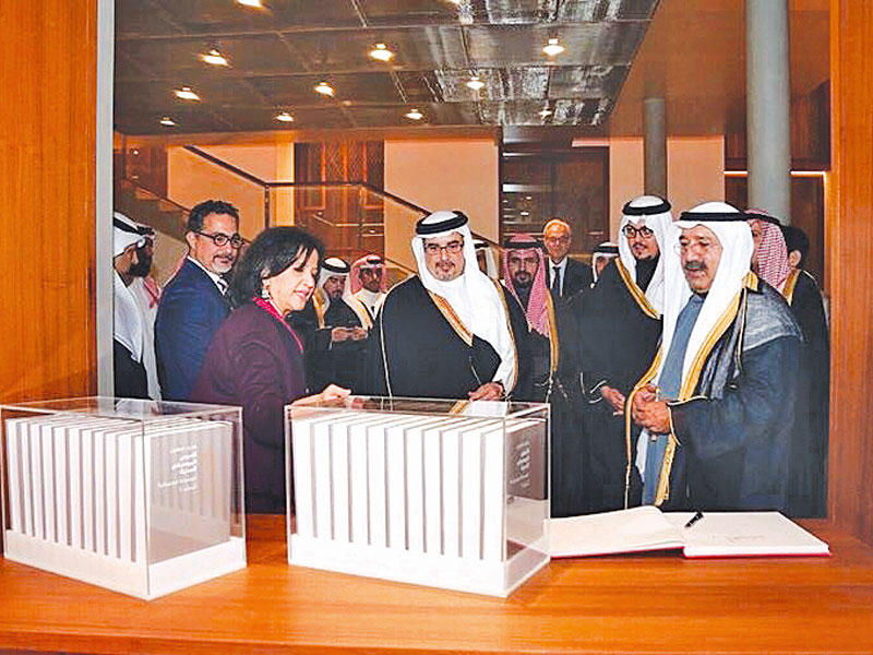 ولي عهد البحرين والنائب الأول أثناء افتتاح مركز «ابحث»