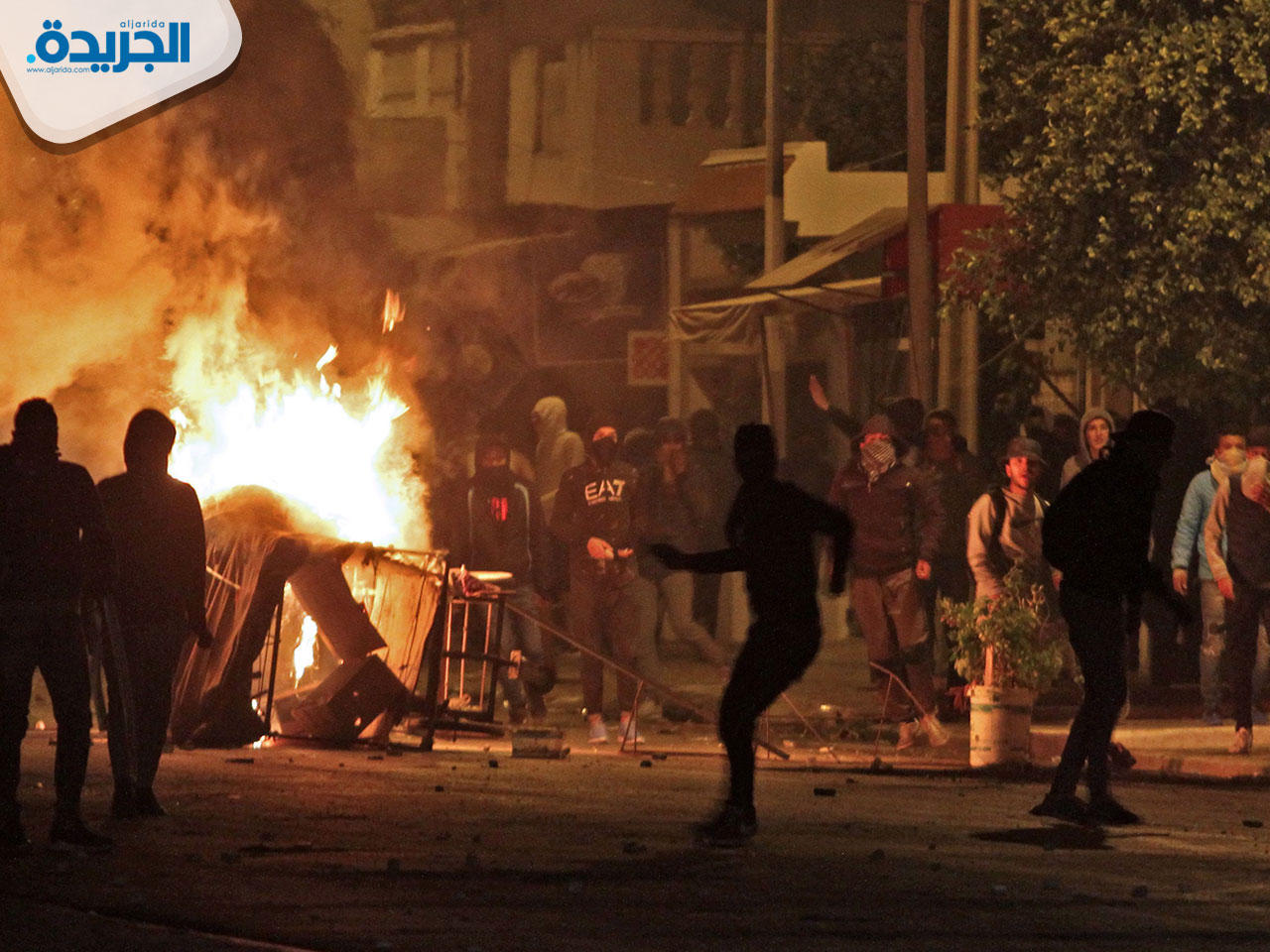 متظاهرون يواجهون  قوات الأمن في مدينة سليانة أمس (أ ف ب)