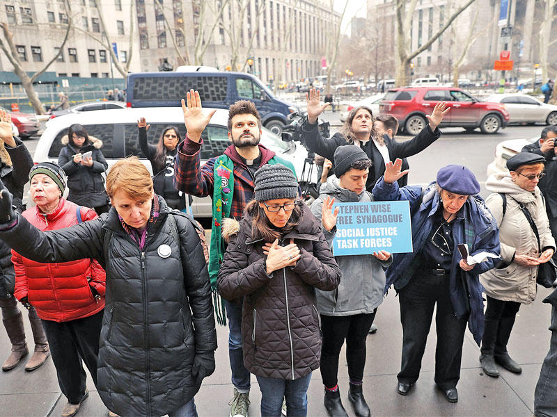 ناشطون يتظاهرون في نيويورك ضد تصريحات ترامب المتعلّقة بالهجرة أمس الأول (ا ف ب)n