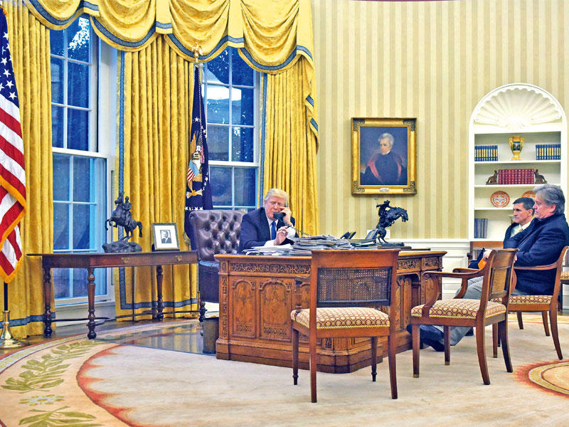 ترامب مع كبير مستشاريه ستيف بانون