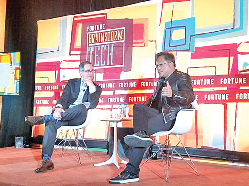 جنسن هوانغ ( يمين) في حفل عشاء فورتشن 2018 للعصف الذهني في لاس فيغاس