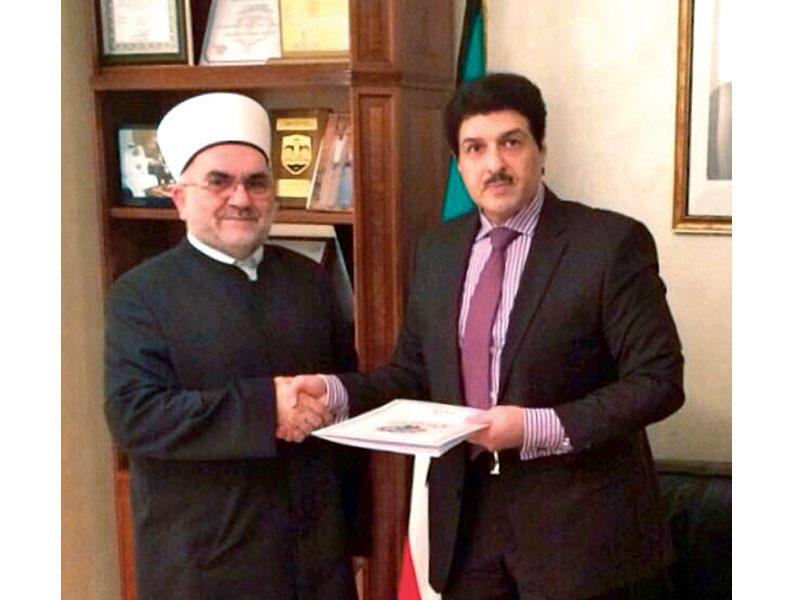 السفير عبدالصمد خلال تسليمه التبرع إلى دوديتش