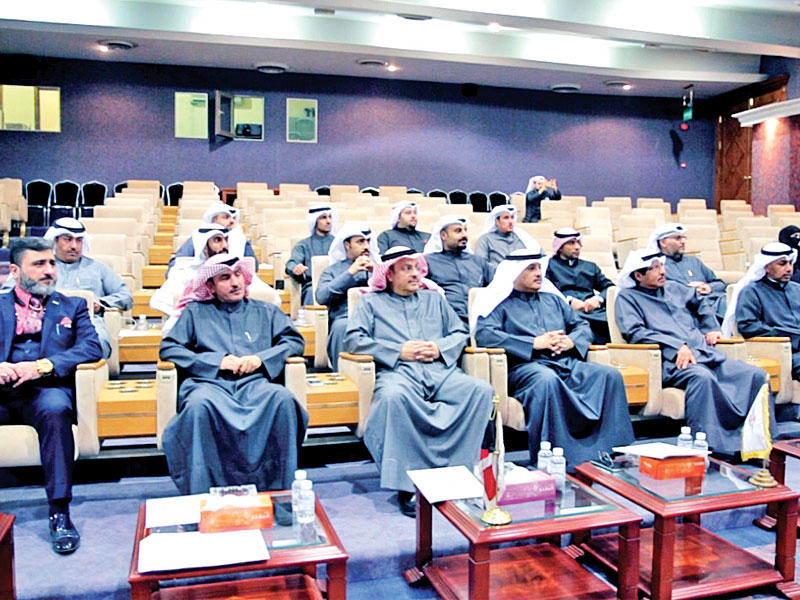 الجلاوي متوسطاً المشاركين في حفل تكريم خريجي دورة «إعداد مدرب»