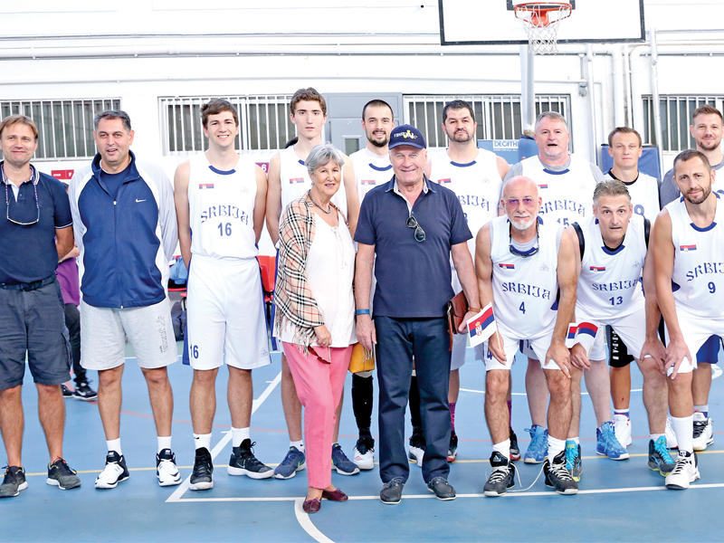 السفير الصربي وحرمه مع الفريق