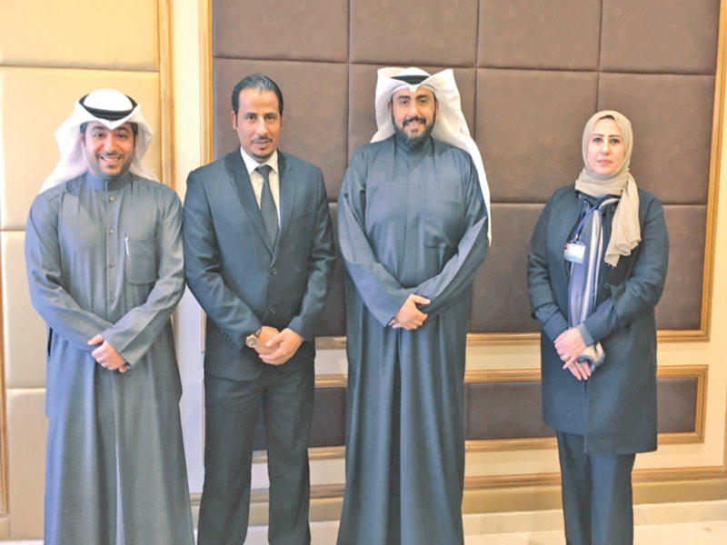 وزير الصحة متوسطاً أعضاء مجلس إدارة جمعية التمريض