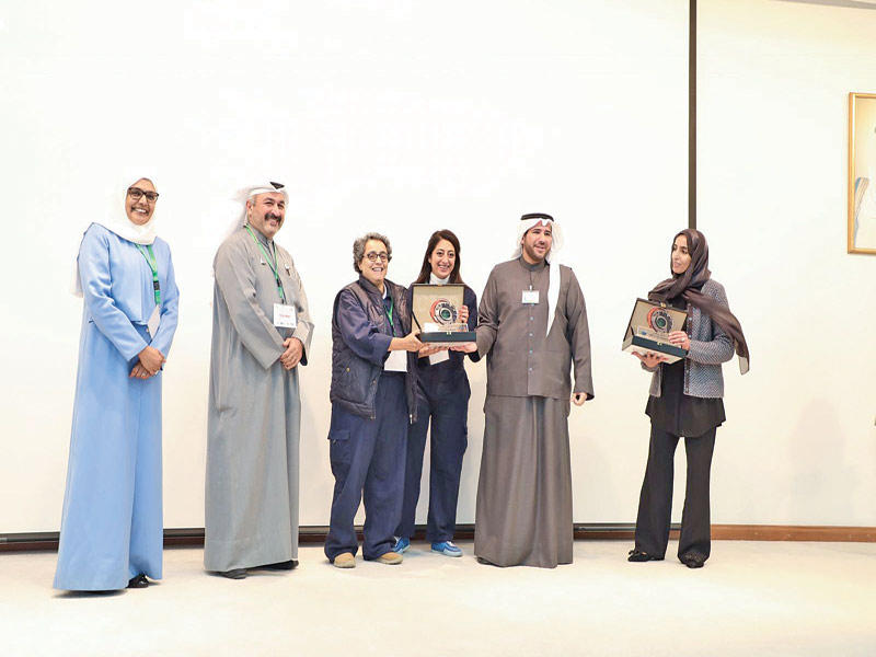 الأحمد مكرماً فريق «أمنية»