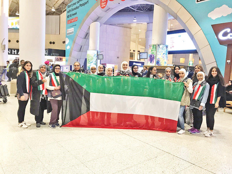 وفد طالبات «كن من المتفوقين» قبل توجههن إلى المغرب أمس 