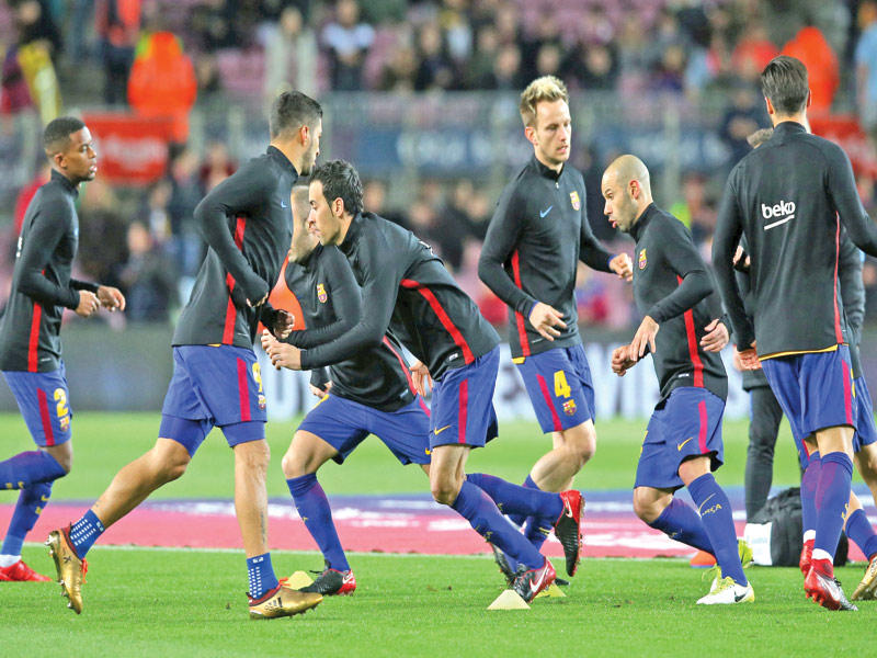 لاعبو البرشا يجرون عملية الإحماء استعداداً للمباراة السابقة 