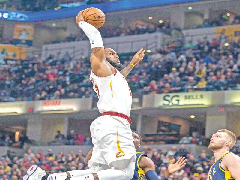 جيمس يسجل بطريقته خلال المباراة 