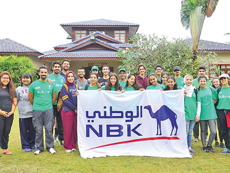 صورة جماعية لمتطوعين مع مسؤول بنك الكويت الوطني ومؤسسة لوياك التطوعيةn