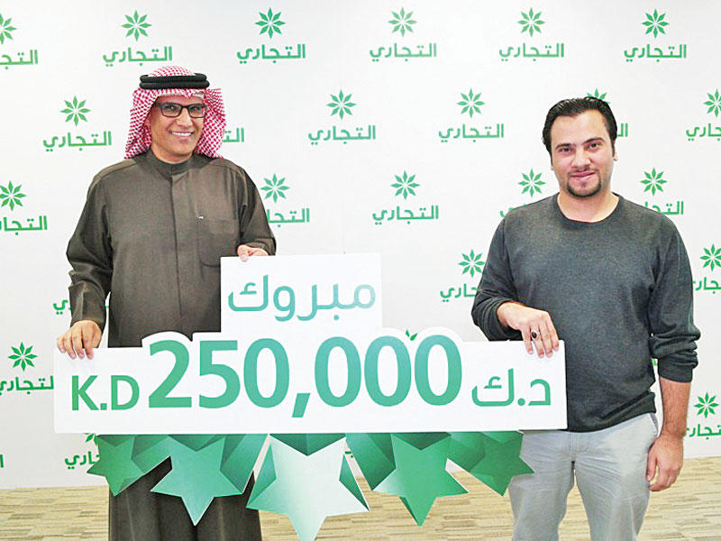 الفائز يتسلم جائزته