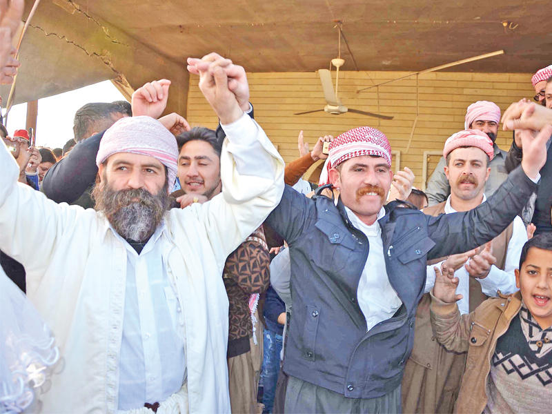 أيزيديون يزورون معبدهم في بلدة بعشيقة لأول مرة بعد تحريرها من داعش مساء أمس الأول  (أ ف ب) 