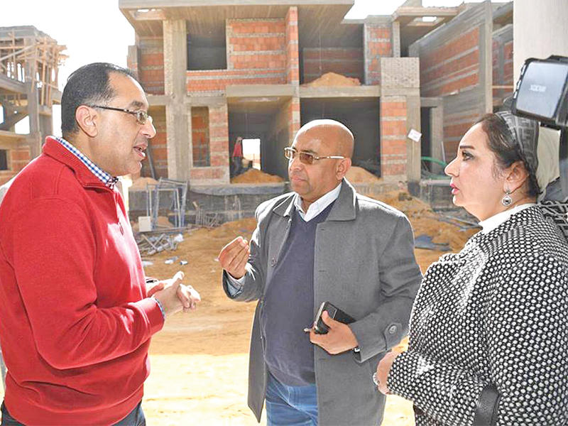 القائم بأعمال رئيس الوزراء مصطفى مدبولي خلال تفقده حي الفيلات بالعاصمة الإدارية الجديدة في القاهرة أمس