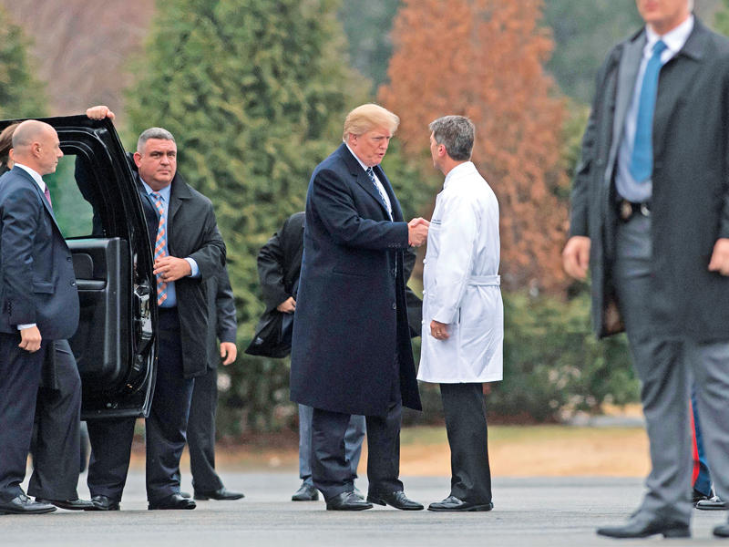 ترامب مصافحاً طبيب البيت الأبيض في «مركز وولتر ريد الطبي» في ماريلاند أمس الأول            t                (أ ف ب)