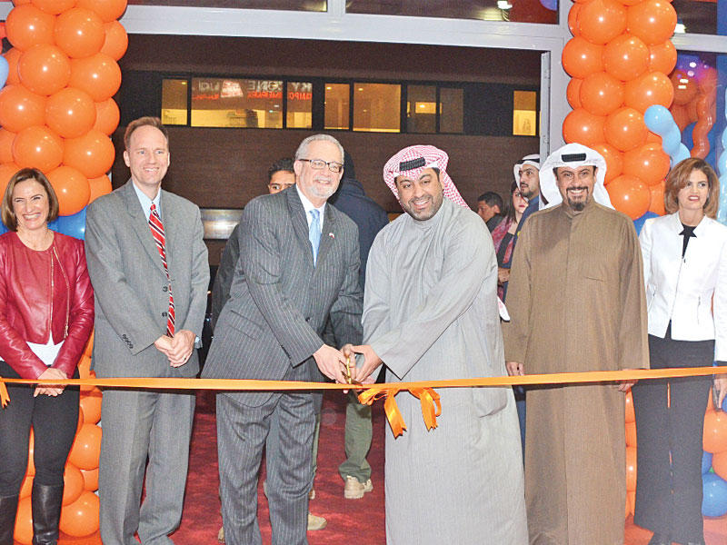 قص شريط الافتتاح