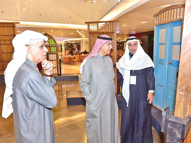 اليوحة مستمعاً لشرح طارق ماالله بحضور مظفر عبداللهn