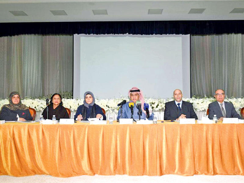 كاظم ومسؤولو «اليونيسف» خلال الحلقة التشاورية 