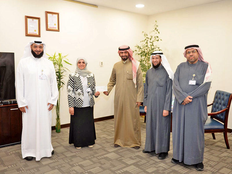 المسلم تتسلم زكاة جمعية الفروانية