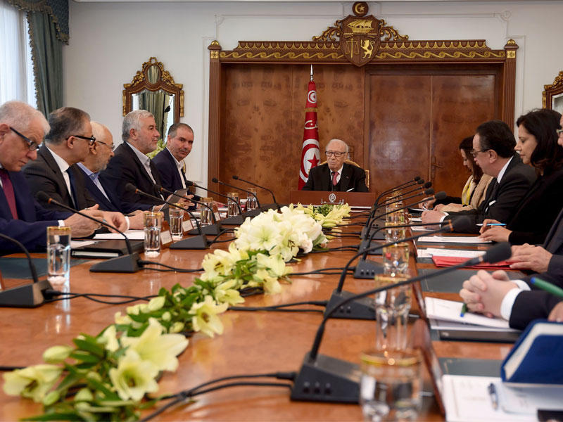 الرئيس التونسي بيجي قائد السبسي يحضر اجتماعا مع الأحزاب السياسية والنقابات