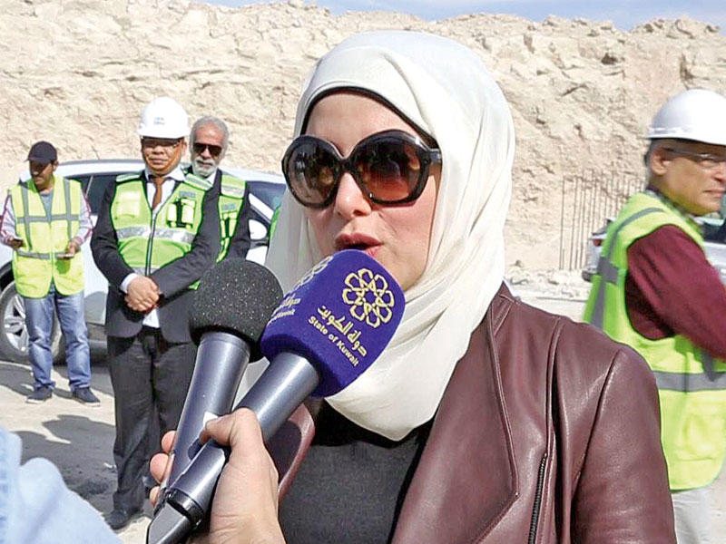 بوشهري خلال زيارتها مشروع جنوب المطلاع