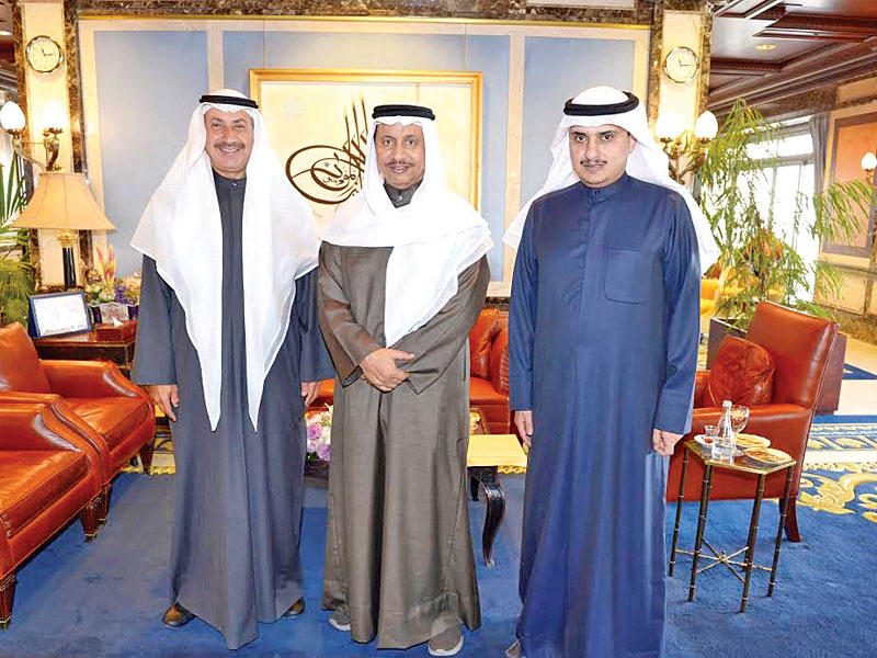 سمو رئيس الوزراء متوسطاً الرومي والمنفوحي