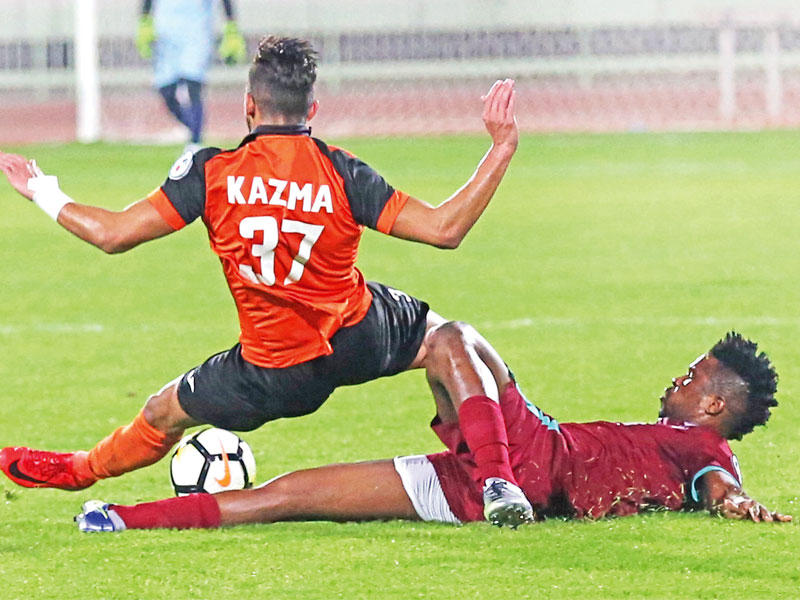 صراع على الكرة في لقاء النصر وكاظمة (تصوير جورج رجي)n