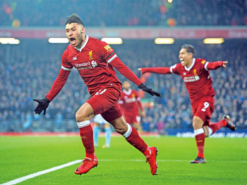 فرحة لاعبي ليفربول بهدف تشامبرلين الأول