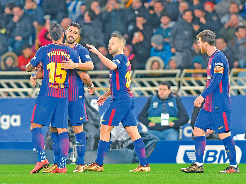 احتفال لاعبي برشلونة بهدف سواريز