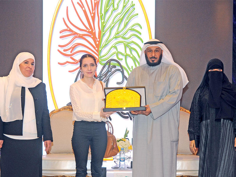 وكيل «الشؤون» يكرم «الجريدة»