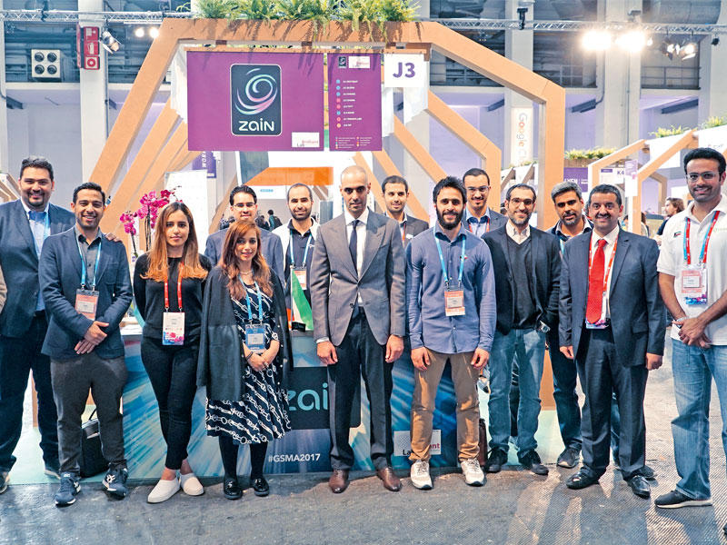 بدر الخرافي يتوسط المشاركين بمعرض 4YFN في برشلونة