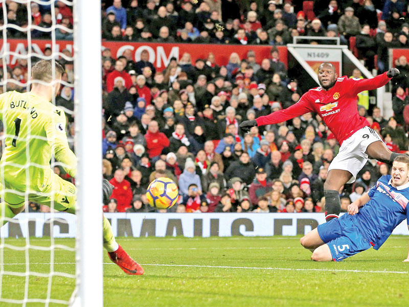 لوكاكو نجم مانشستر يونايتد يسجل هدفه في مرمى ستوك سيتي