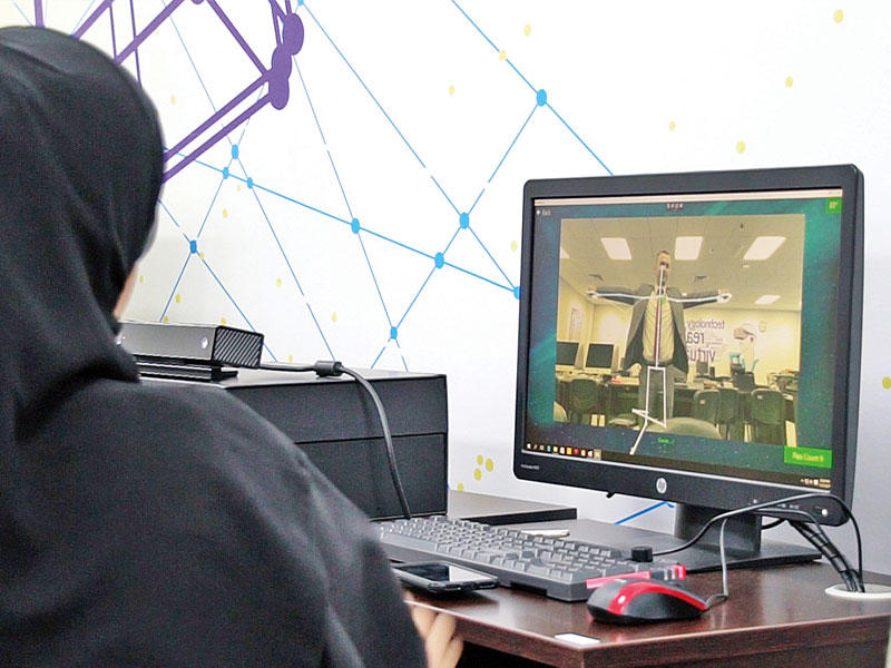 طالبة تستخدم التقنية