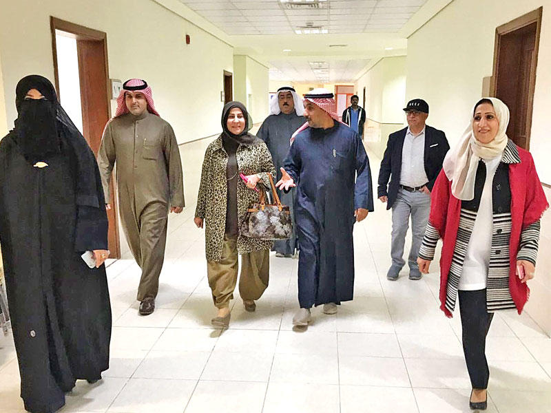 الكندري والشريف وتبدو مديرة مدرسة «سهلة بنت سهيل» زمزم الشمري