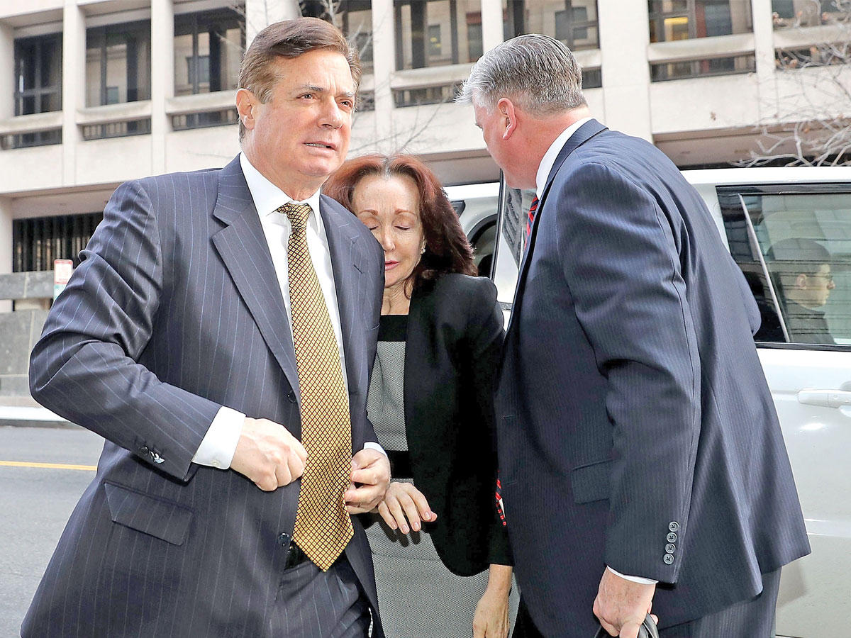 مساعد ترامب الأسبق بول مانافورت يتوجه إلى جلسة استماع في قضية التدخل الروسي أمس  (أ ف ب)