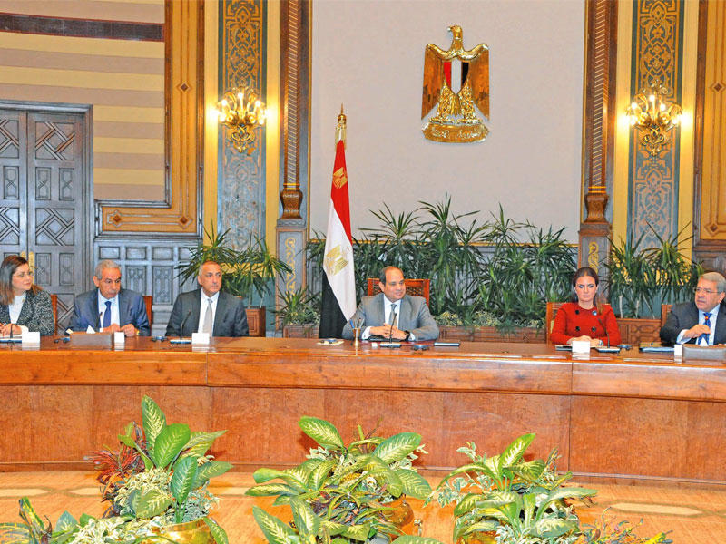 السيسي مستقبلاً وفداً يضم ممثلين عن 26 صندوقاً إقليمياً وعالمياً للاستثمار بحضور وزير الاستثمار سحر نصر أمس