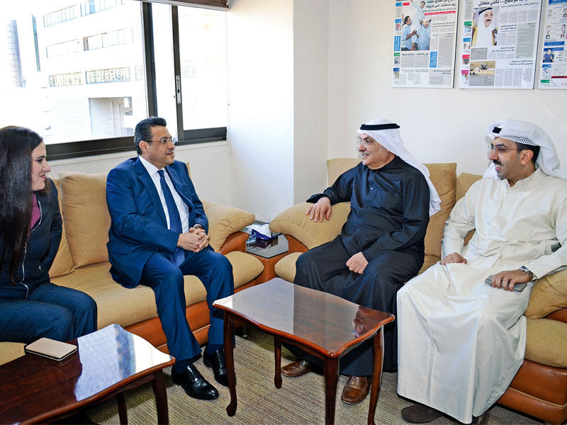 الصقر والزميل رئيس التحرير خلال استقبال السفير المصري لدى زيارته «الجريدة» أمسn