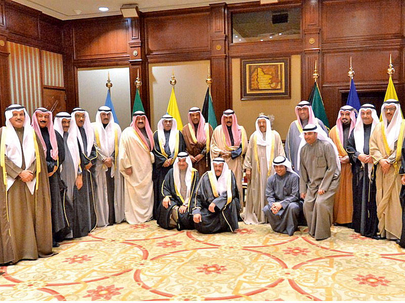 صاحب السمو وولي العهد يتوسطان وزير التجارة وكبار المسؤولين بالهيئة العامة للرياضة
