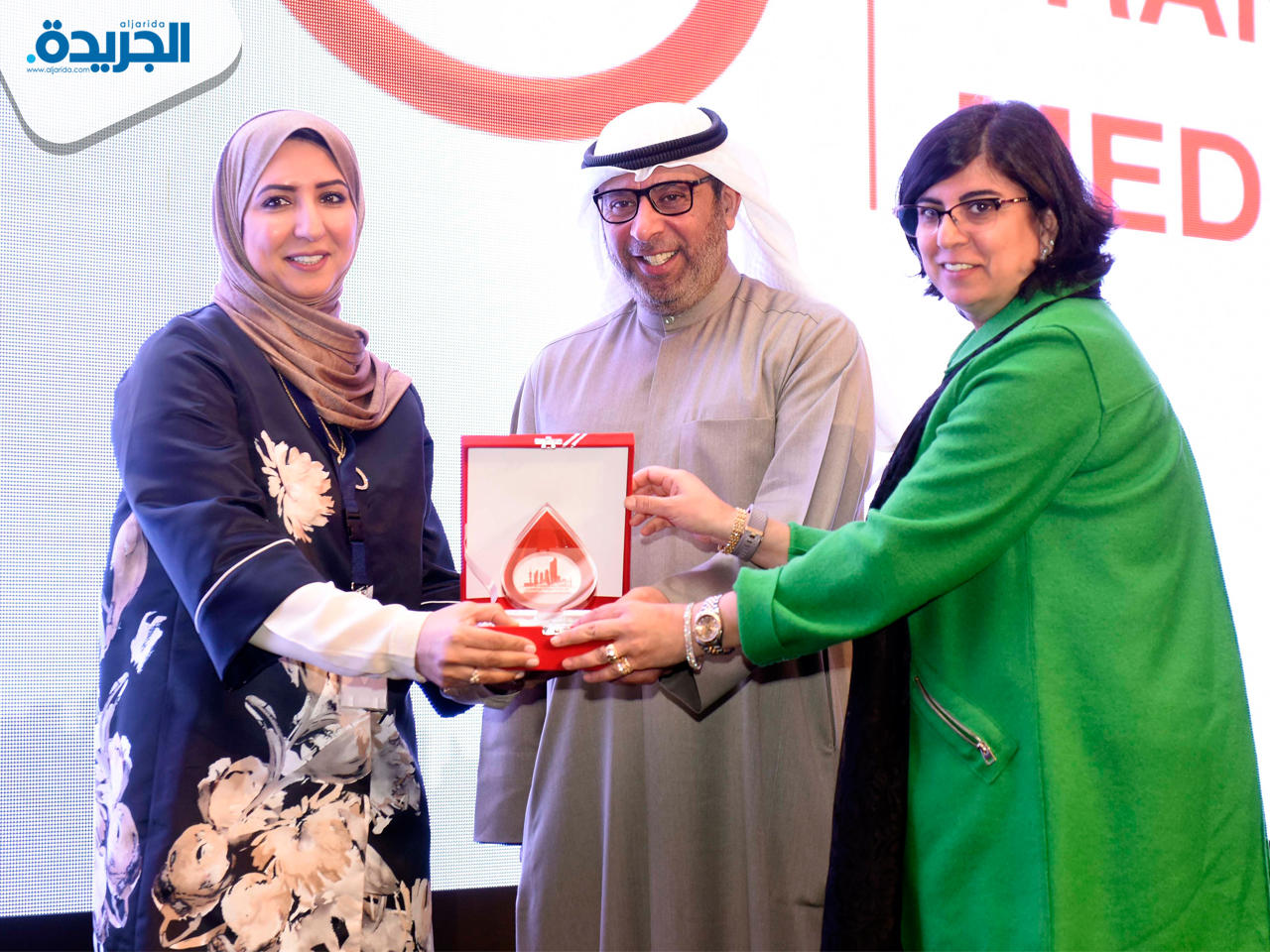 رئيسة المؤتمر الدكتورة حنان العوضي تكرم الوكيل المساعد لشؤون طب الاسنان الدكتور يوسف الدويري والدكتورة ريم ا لرضوان