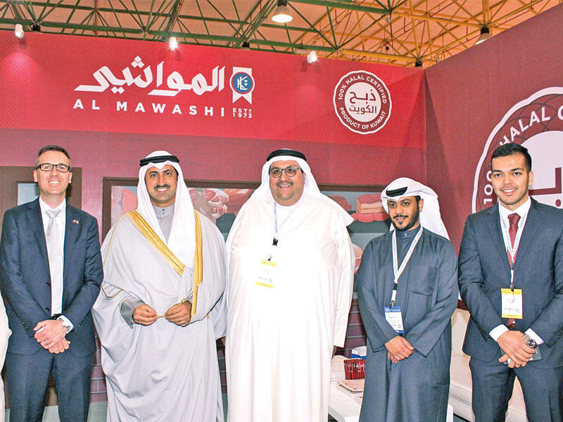 الشيخ نمر الصباح والسفير الأسترالي وعبدالهادي بولند ونبيلة العنجري أمام جناح المواشي بالمعرض