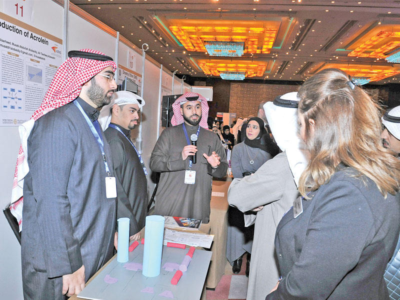 جانب من الطلبة خلال شرحهم لمشاريع تخرجهم