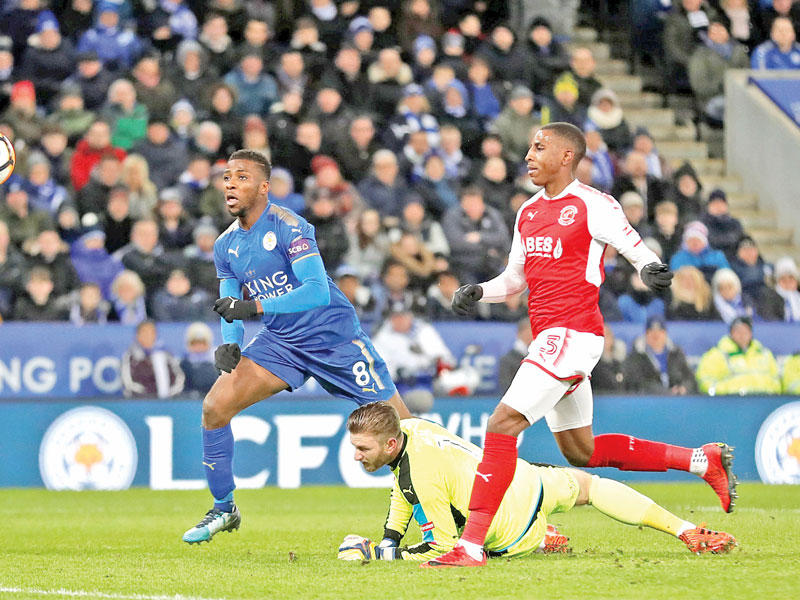 النيجيري كليتشي ايهياناتشو يحرز هدفاً في مرمى فيلتوود تاون