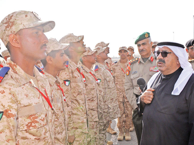 النائب الأول أثناء زيارته التفقدية للمجندين في مدرسة التدريب 