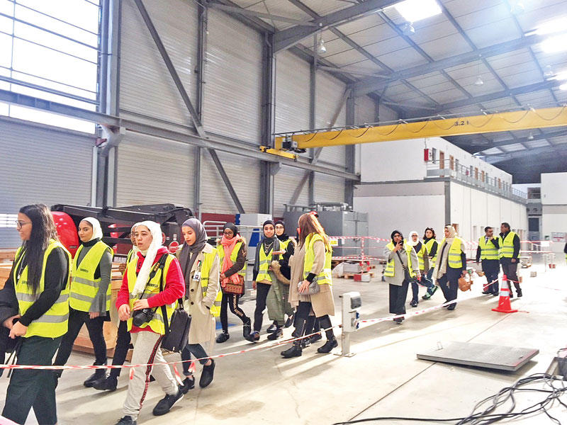 وفد الطالبات خلال جولة في ورشة صيانة القطارات بطنجة