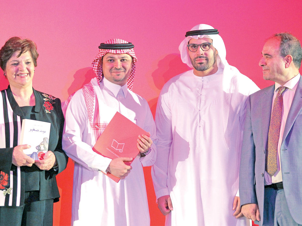 محمد حسن علوان متوجاً بجائزة الدورة السابقة من «بوكر» العربية 