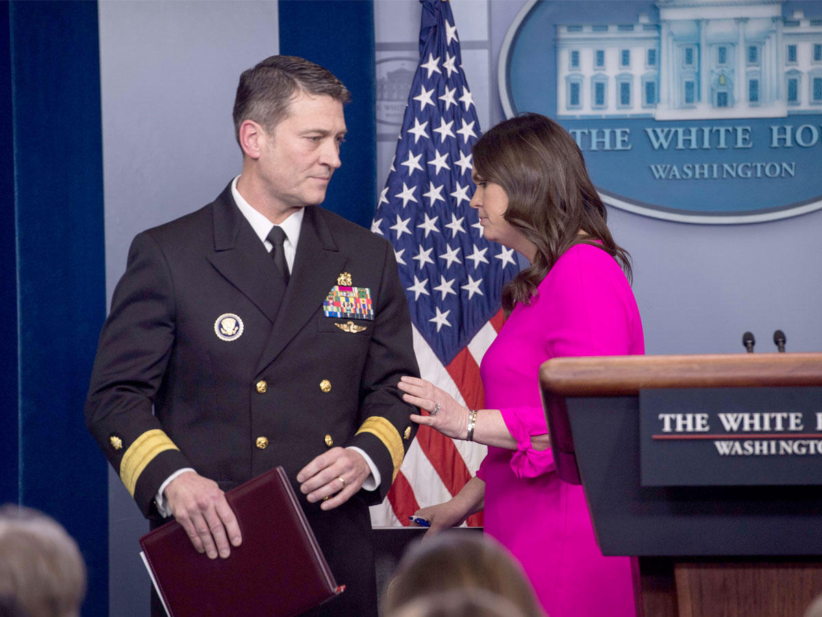 الناطقة باسم البيت الأبيض ساره هوكابي تسلّم إلى الطبيب جاكسون المنصة لبدء مؤتمره الصحافي أمس الأول (ا ف ب)