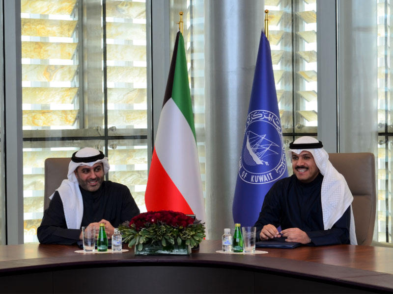 الهاشل والعصيمي أثناء التوقيع