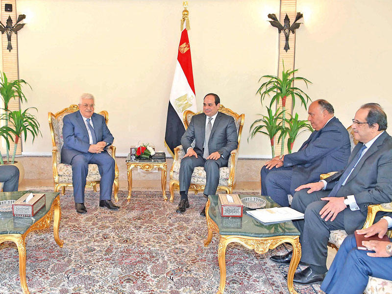 الرئيس السيسي خلال اجتماعه بالرئيس الفلسطيني محمود عباس والوفد المرافق له في القاهرة أمس