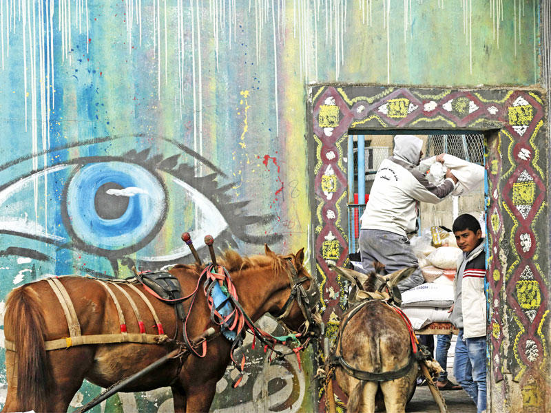 فلسطيني ينقل مساعدات تمنحها «أونروا» في مخيم النصيرات بغزة أمس     (أ ف ب)