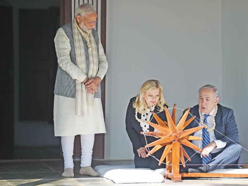 نتنياهو وزوجته ونظيره الهندي في أحمدآباد أمس (أ ف ب)